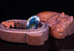Hippo Schmuckschatulle mit Broschen, Stickern und so, 2015