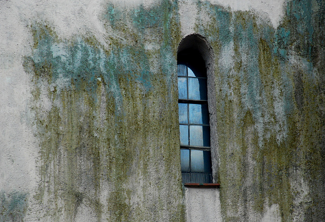 Schmales Fenster in grünlicher Wand
