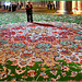 AbuDhabi - il fotografo passeggia su questo tappeto di fiori a piedi scalzi -