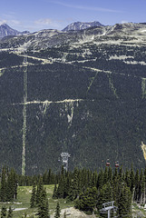 Blick von der Roundhouse Lodge am Whistler Mountain zur Peak 2 Peak Gondola (© Buelipix)