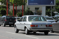 Alter Mercedes 230 E