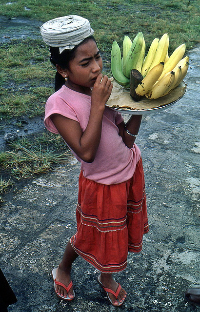 Kind als Bananenverkäuferin