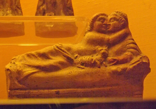 pompeii kissing statue