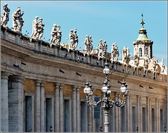 Vaticano : Il colonnato , le statue e il lampione a 7 luci