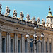 Vaticano : Il colonnato , le statue e il lampione a 7 luci