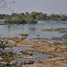 La rivero Zambezi antaŭ la akvofalo, landlimo inter Zambio kaj Zimbabvo
