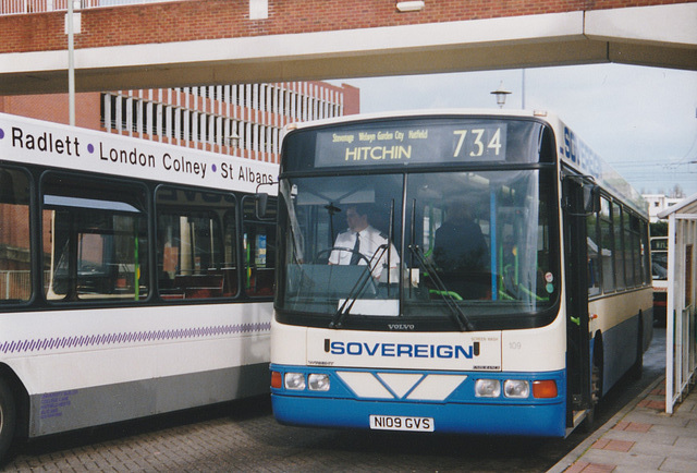 Sovereign Bus and Coach 109 (N109 GVS) in Welwyn Garden City – 9 Apr 1998 (385-16A)