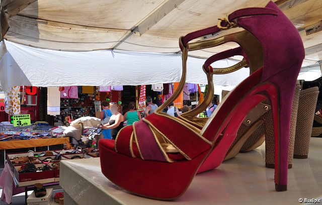... noch mehr Schuhe ... auf dem Markt von San Benedetto (© Buelipix)