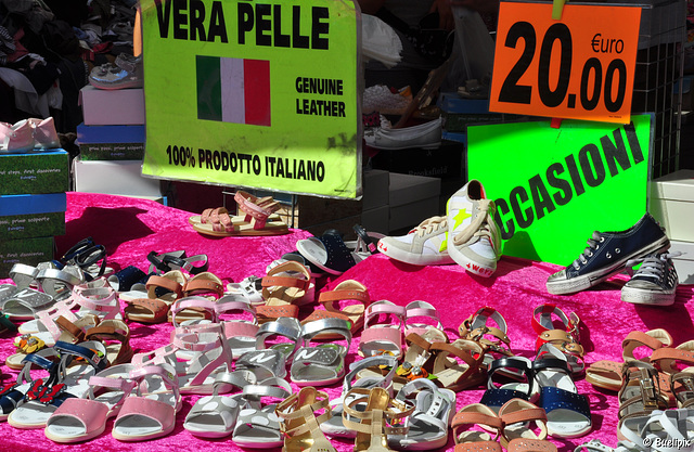 Schuhe ... auf dem Markt von San Benedetto (© Buelipix)