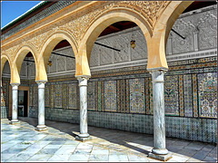 Kairouan : la moskea del barbiere (2) - preziose decorazioni nel piazzale -