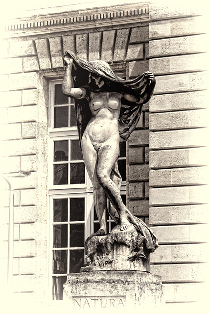 Statue in Bordeaux