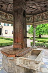 alter Brunnen im Kloster Neustift