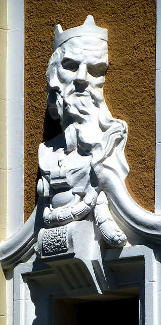 Figur an der Fassade des Kurhauses