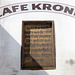Das einstige Café Krone beeindruckt durch seine Fas-sade.  Das  Gebäude  hat  mit  seiner  über  400  Jahre  alten Dachgestaltung ein mittelalterliches Aussehen bewahrt. Seine größten Tage liegen  aber schon lange zurück. 1489 versammelten sich hier