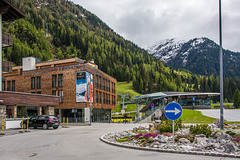 St. Anton am Arlberg, Blick auf Pepis Skihotel und zur Talstation der Rendlbahn
