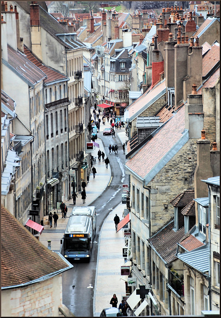 Besançon (25) 5 avril 2018. La Grande Rue vue depuis le toit du Musée du Temps.