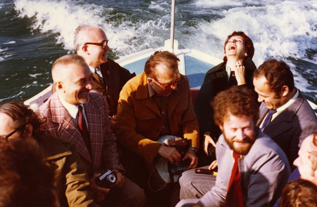 avec quelques choristes d'Harfa, choeur d'hommes de Varsovie  dans une pinasse* sur le bassin d'Arcachon en 1978