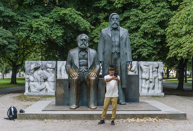 Ein Bayer in Berlin. Diese Skulptur zeigt das in den 80er Jahren von der DDR erstellte Denkmal von Marx und Engels. Die, für die DDR bedeutendsten Theoretiker des Kommunismus. Wegen dem Bau der U55  wurden die beiden an die Karl-Liebknecht-Brücke verset