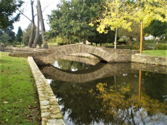 River Gonde and bridge.