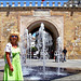 Tunisi : Porte de Bhar - l'ingresso principale alla Medina con una simpatica fontana e una turista italiana !