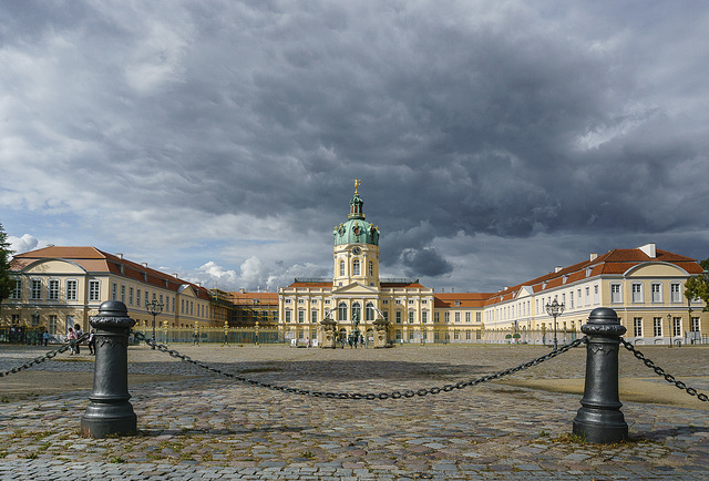 Schloss Charlottenburg - Die frisch renovierten Fassaden leuchten vor den dunklen Wolken noch intensiver.