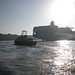 Containerriese THALASSA  AXIA auf der morgenlichen Elbe