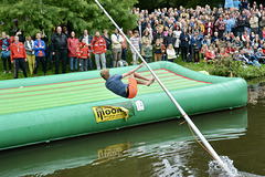 Leidens Ontzet 2019 – Fierljeppen – Into the water