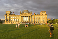 Goldener Reichstag im späten Abendlicht des Jahres 2005, 10 Jahre davor, 1995 wurde der Reichstag von dem Künstlerehepaars Christo und Jeanne-Claude umhüllt.