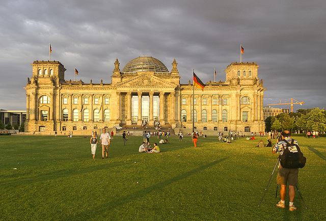 Goldener Reichstag im späten Abendlicht des Jahres 2005, 10 Jahre davor, 1995 wurde der Reichstag von dem Künstlerehepaars Christo und Jeanne-Claude umhüllt.