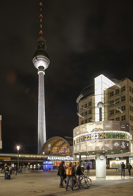 Wie spät ist es denn? Der Treffpunkt Berlins unter der Weltzeituhr, die zum 20. Jahrestag der DDR eingeweiht wurde.
