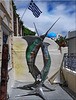Santorini : Bandiera greca e scultura marinara