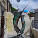Santorini : Bandiera greca e scultura marinara