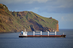 Frachtschiff vor Funchal auf Madeira