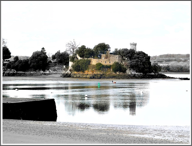 Le château du Péhou vu depuis le port de Mordreuc (22) (avec effet de mon appareil photo)
