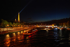 Deux informations capitales , la première c'est Paris , la seconde , photo de nuit   .