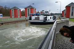 Schleusung am Mittellandkanal in Hannover Anderten