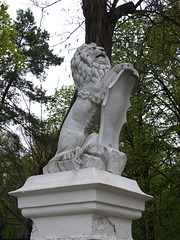 Лев у входа в усадьбу Тарновских в Качановке / The Sculpture of Lion at the Entrance to the Tarnovsky Manor in Kachanovka