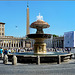 Vaticano : Piazza San Pietro, una delle due  fontane del Bernini , l'obelisc0 centrale, il colonnato del Bernini - la Basilica a sinistra (fuori campo)