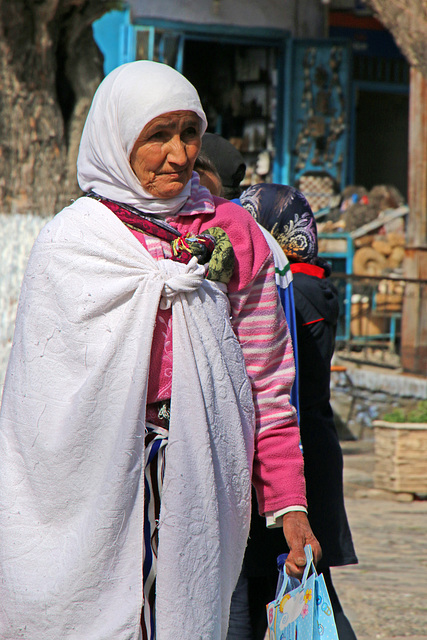 Lady with the white shawl