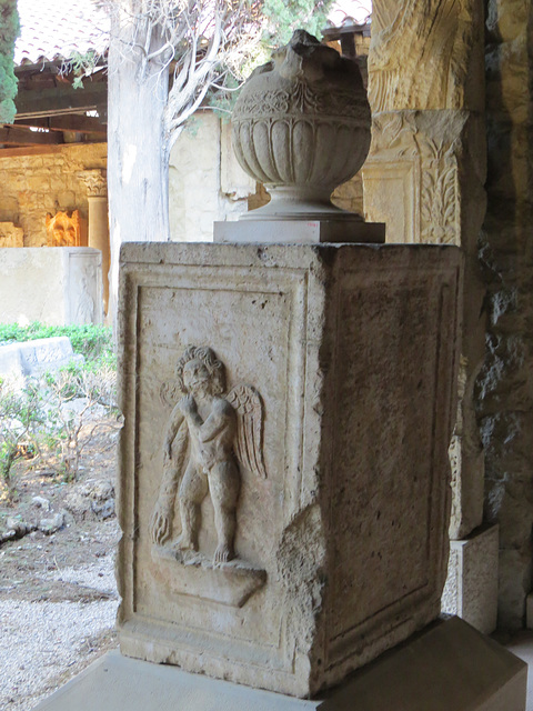 Musée archéologique de Split : Eros avec un flambeau vers le bas.