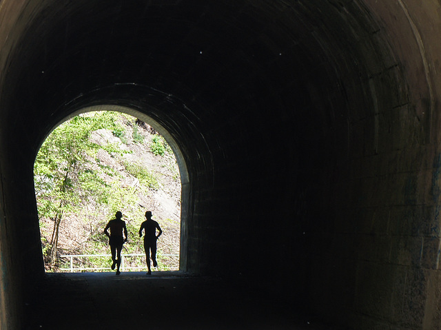 Auch wenn du ein Licht am Ende des Tunnels sieht, jog weiter!