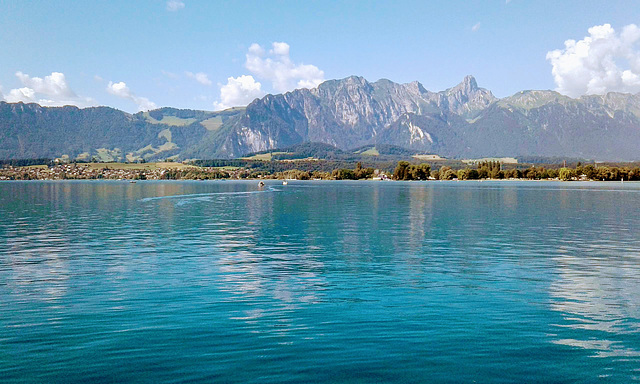 Der Thuner See in der Schweiz.