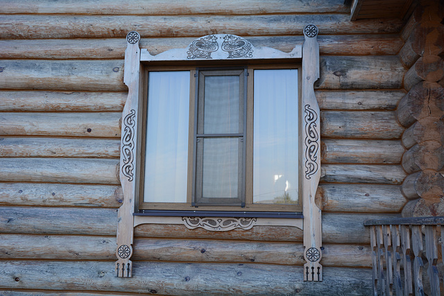 Окно с наличником в деревянном здании