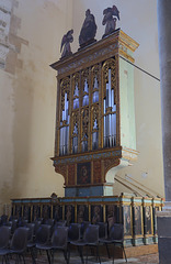 Free-standing organ pipes