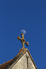 quand la lune fait une pose sur la croix de l' eglise ....