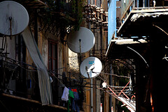 Satellitenschüsseln an Balkonen