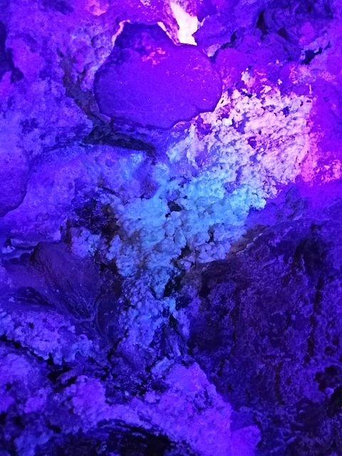Höhlensinter mit Fluoreszenz