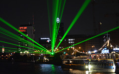 Berlin-leuchtet: Grüne Strahlen für die Oberbaumbrücke.