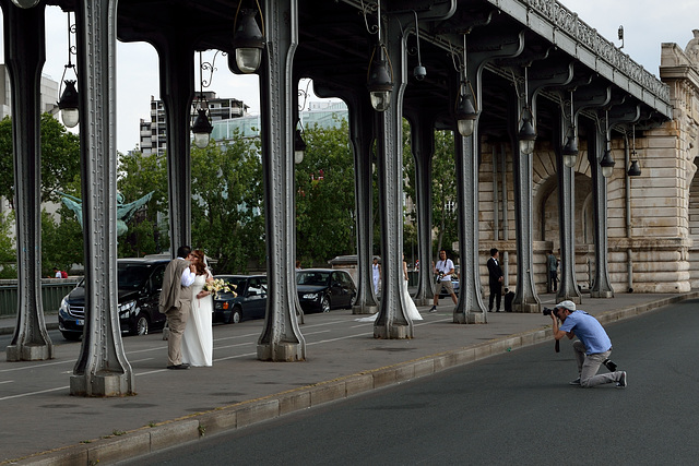 Wedding photographers at Bir-Hakeim bridge, Paris