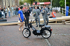 Leidens Ontzet 2023 – Fierljeppen – The winner wins a moped